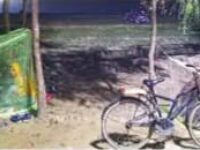 भविष्य की तैयारी : बिहार के मोतिहारी में स्ट्रीट लाइट के नीचे छात्र कर रहे ग्रुप प्रतियोगी परीक्षाओं की तैयारी